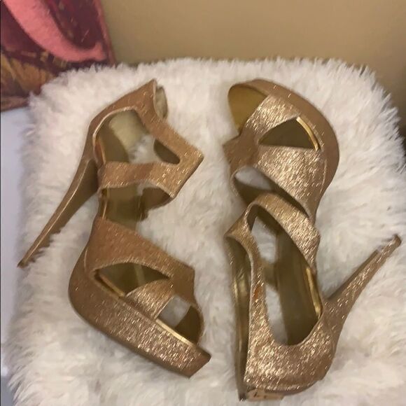 Shiny gold heels - Picture 5 of 5